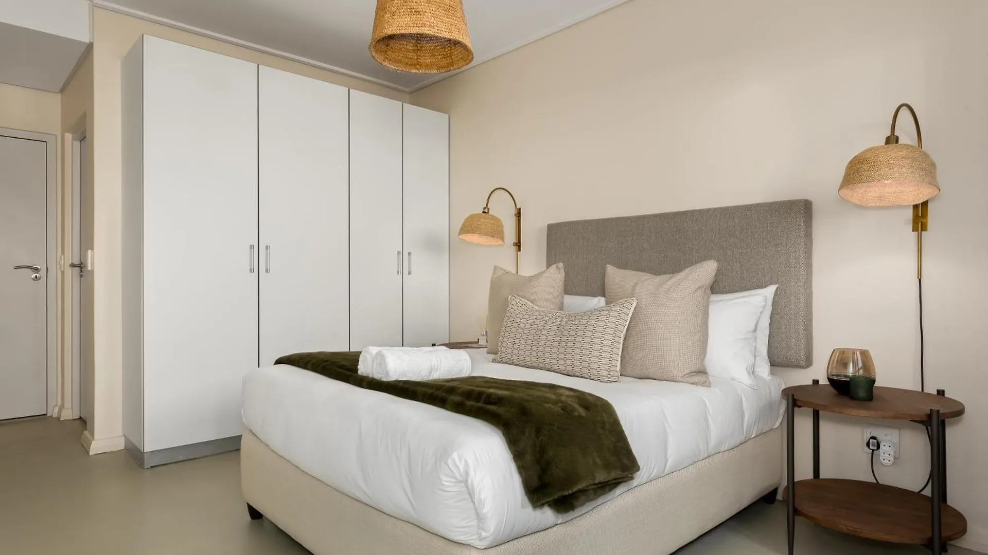 Lush Designer Apartment In Cbd - Mountain Views Cape Town South Africa