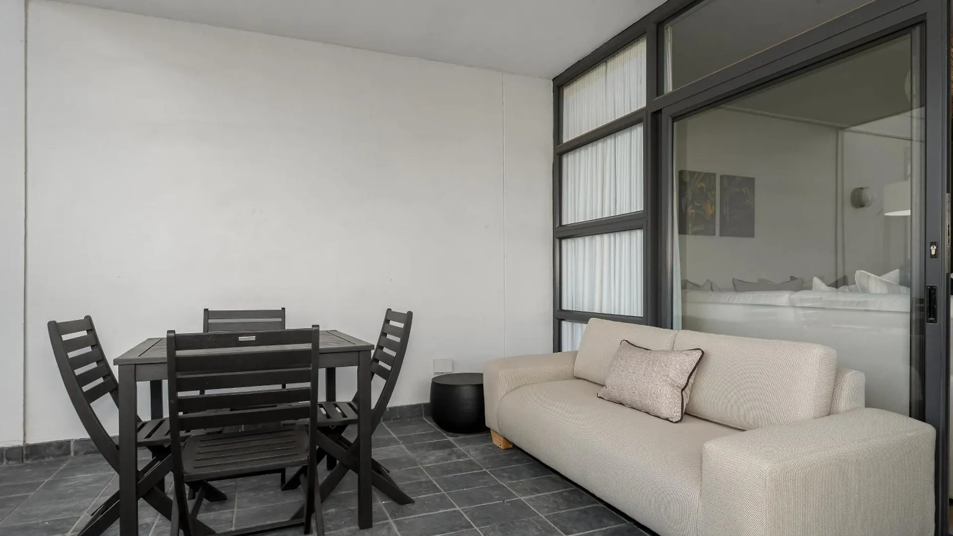 Lush Designer Apartment In Cbd - Mountain Views Cape Town