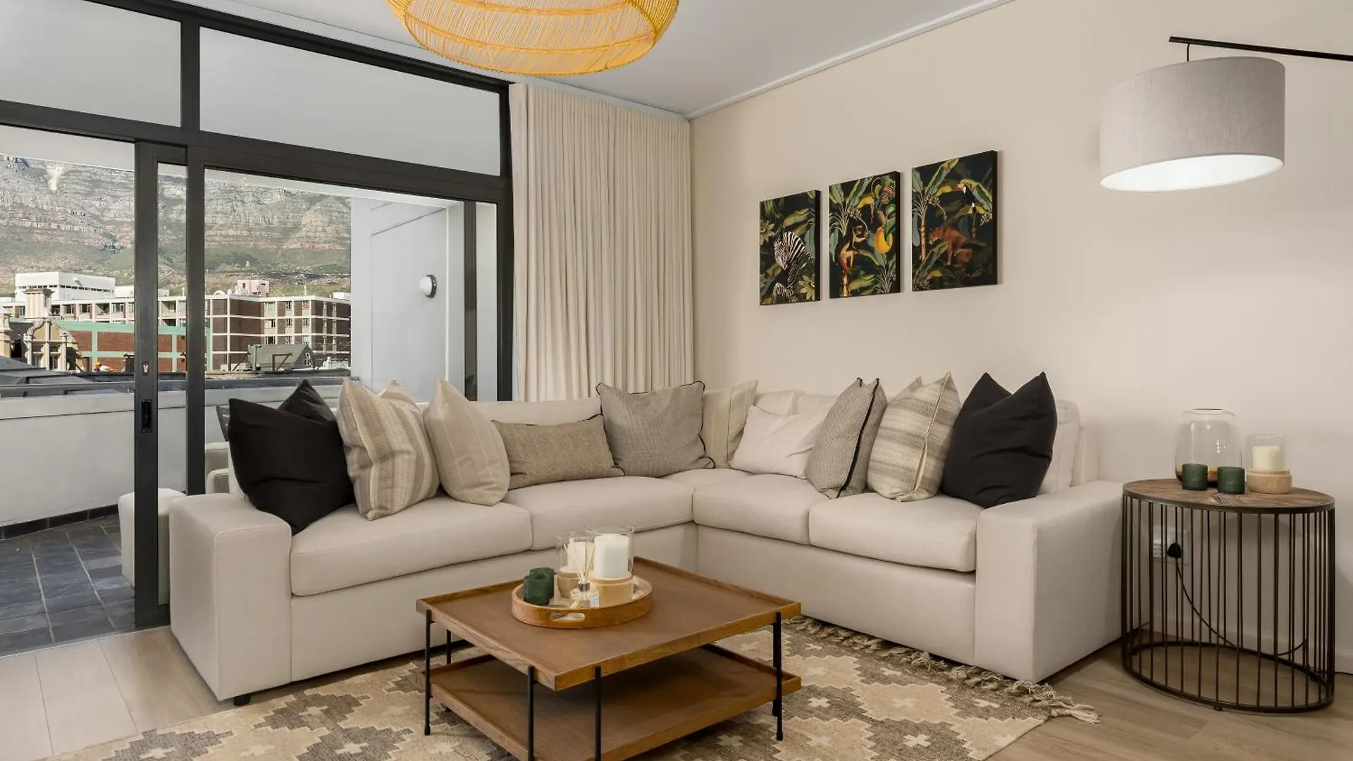 Lush Designer Apartment In Cbd - Mountain Views Cape Town