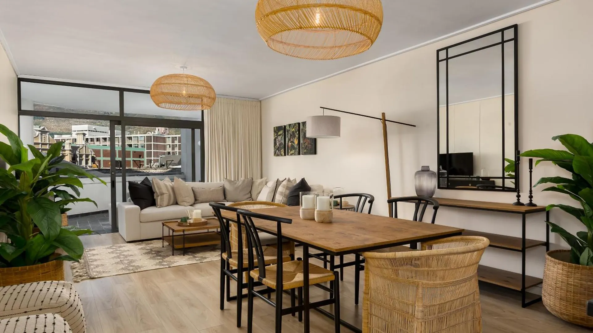 Lush Designer Apartment In Cbd - Mountain Views Cape Town