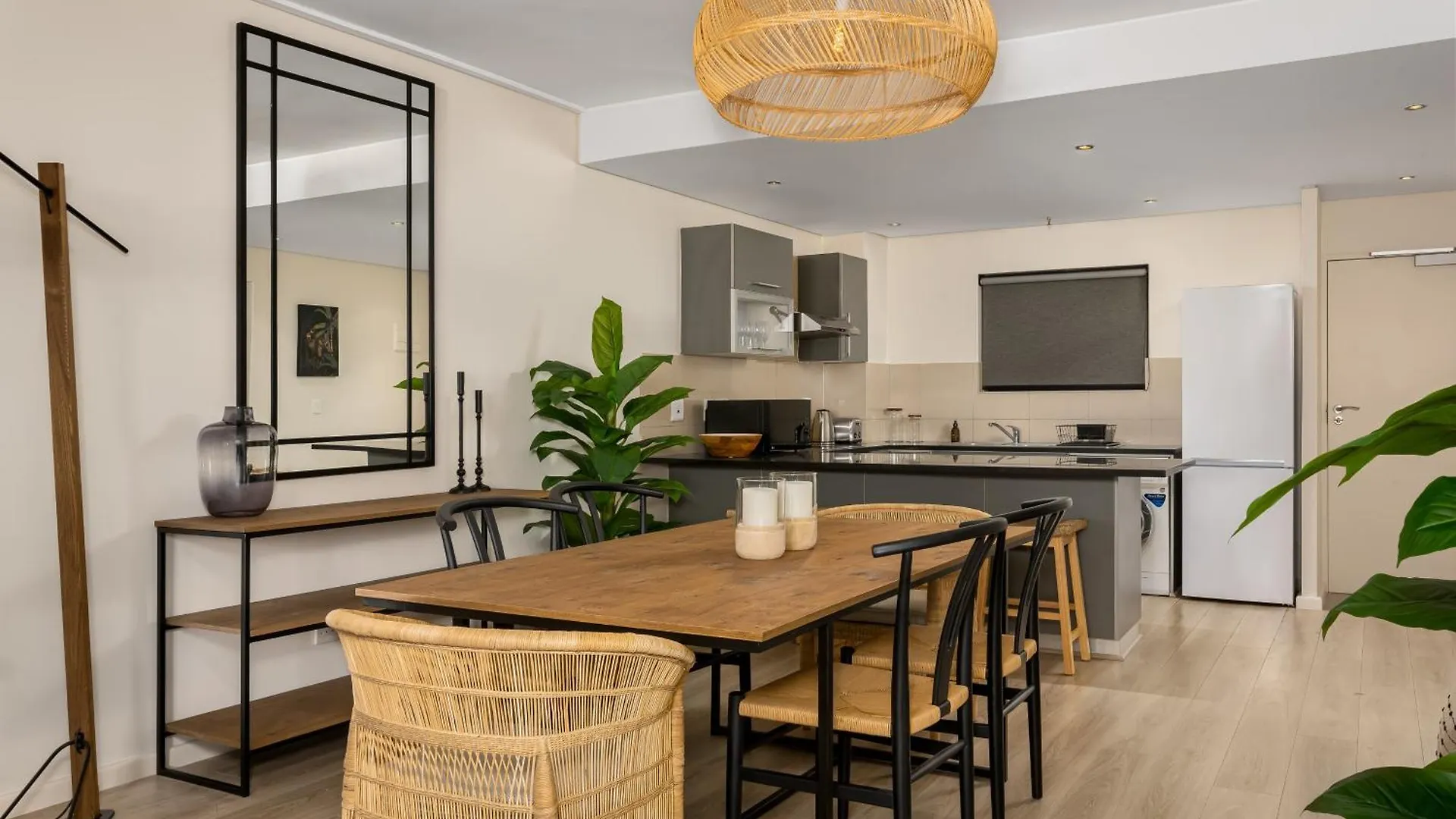 Lush Designer Apartment In Cbd - Mountain Views Cape Town South Africa