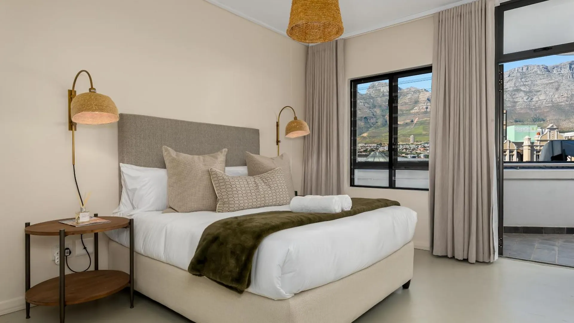 Lush Designer Apartment In Cbd - Mountain Views Cape Town 0*,