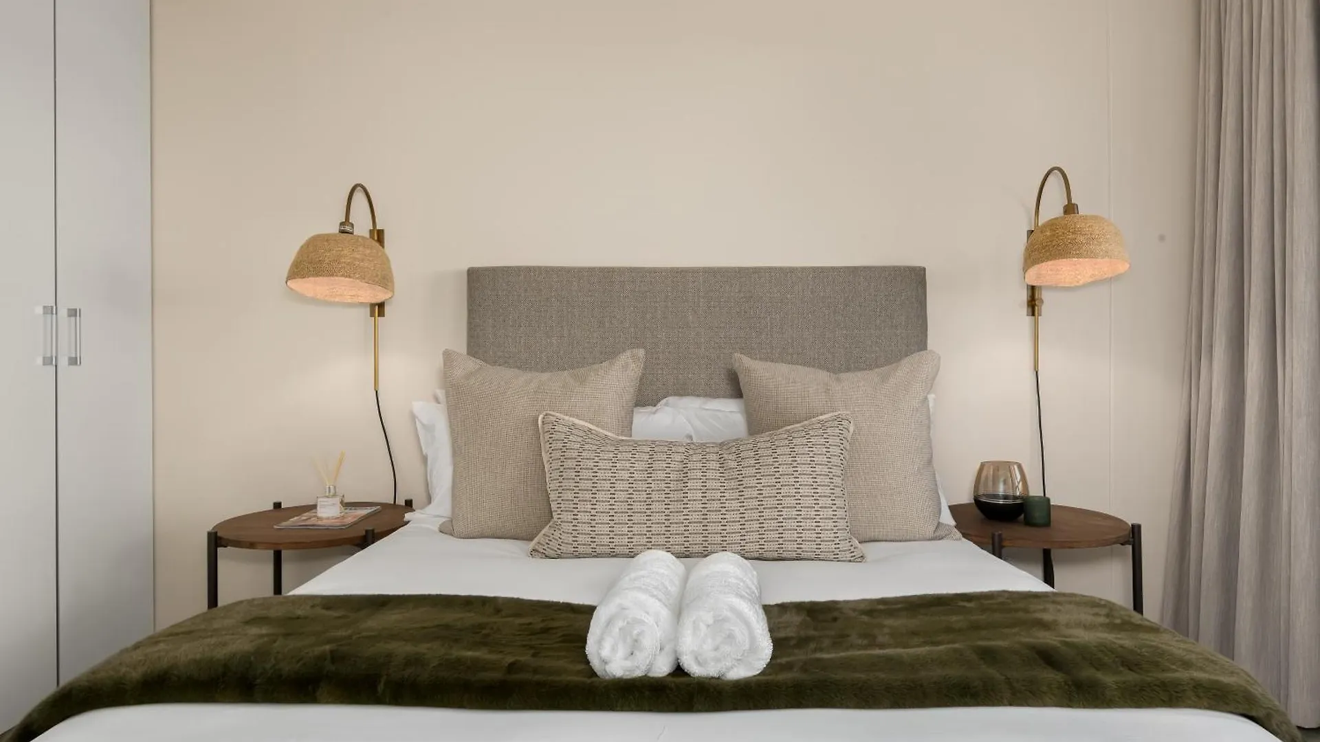 Lush Designer Apartment In Cbd - Mountain Views Cape Town South Africa